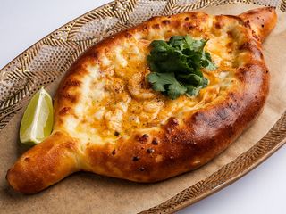 Po adzarsku z owocami morza w sosie tom yum