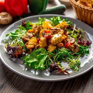 Салат с брынзой и шампиньонами