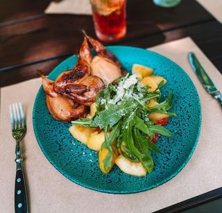 Перепела на грилі в імбірно-медовому маринаді з яблуками (450г)