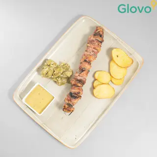 Brocheta De Solomillo Envuelta En Bacon Con Salsa A La Pimienta