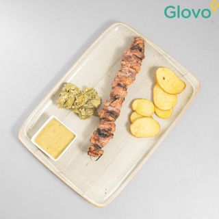 Brocheta De Solomillo Envuelta En Bacon Con Salsa A La Pimienta