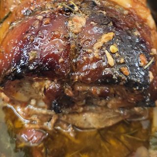 Panino con porchetta cotta in forno a legna