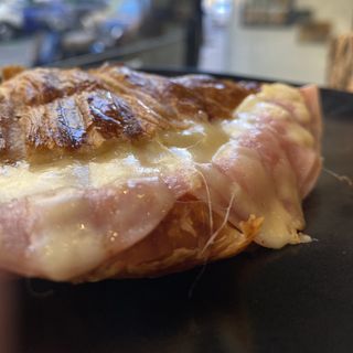 Croissant prensado jamón y queso