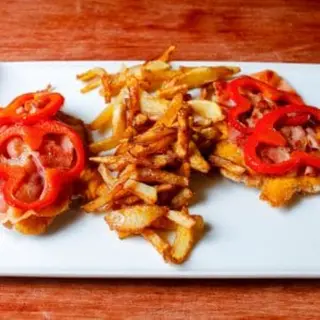 Tapa De Tortos Con Serrano Y Pimientos