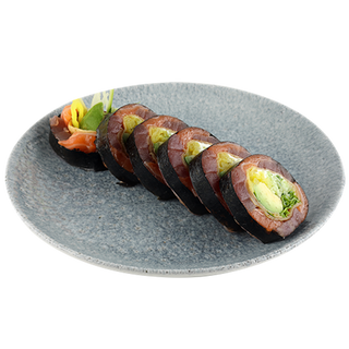 90. Futomaki sashimi z łososiem i tuńczykiem