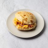 Kajgana sa slaninom u lepinji + jogurt 0.5