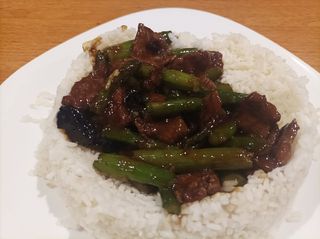 528. Телешко с аспержи върху бял ориз (600гр)