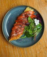 Омлет з лососем та червоною ікрою