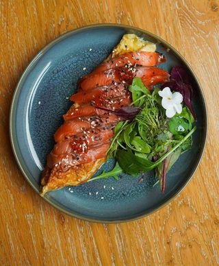 Омлет з лососем та червоною ікрою