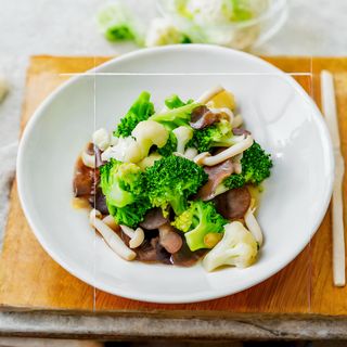 Seta Oreja De Madera Con Brócoli