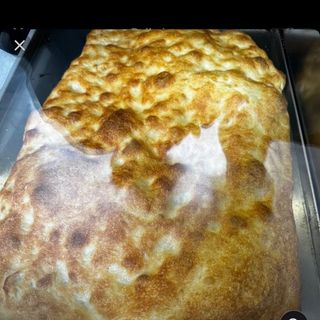 Focaccia vegetariana con tomate queso y lechuga 