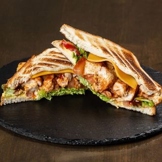 хрустящий панини с соусом "тартар" и курицей