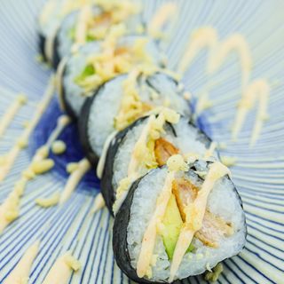 Futomaki Pollo Frito con Aguacate y Queso Crema
