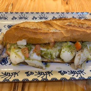 Bocadillo de sepia con ajito, perejil y pico de gallo