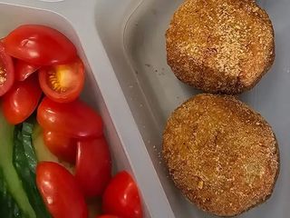 WEGE Kotleciki warzywne z ciecierzycą na sosie serowym, ziemniaki, surówka