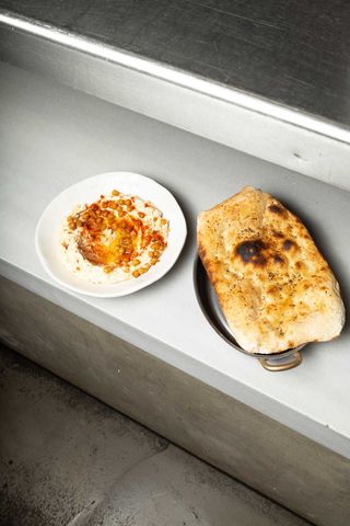 Hummus con pan de pita a la parrilla