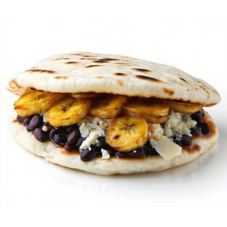 Arepa Dominó con plátano