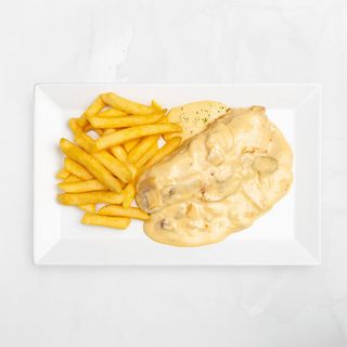 Piletina u umaku od gljiva s pomfritom