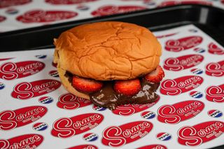 Nutella burger cu căpșuni