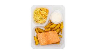 Łosoś z opiekanymi ziemniakami, colesławem i dipem oliwkowym