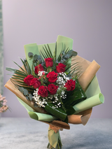 9 ruža sa zelenilom u pakovanju