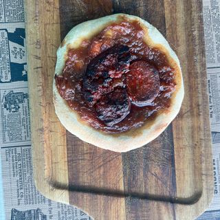 Coca De Ceba A La Mel I Mistela Amb Sobrassada