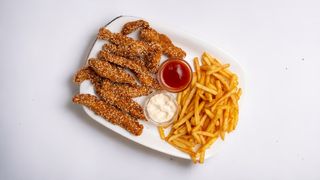 Pileći susam štapići sa pomfritom