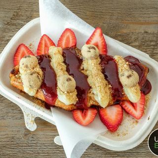 WAFFLE C/ TOPPINGS, CHOC E FRUTA MASSA SEMI-FOLHADA