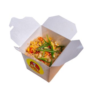 Жареное яйцо с овощами