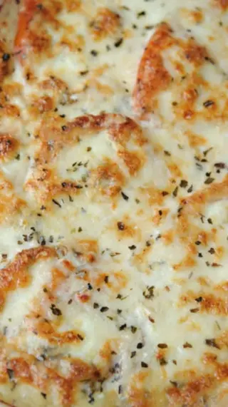 Patatas fritas steakhouse gratinadas con queso cheddar y mozzarella