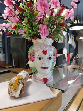 Cannolo siciliano con ricotta