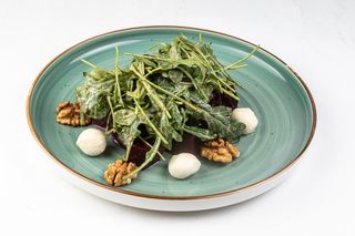 Салат из рукколы со свеклой в ореховом соусе