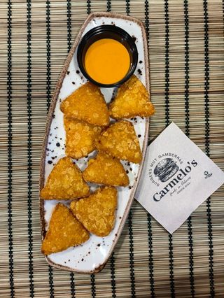 Piramides de cheddar líquido