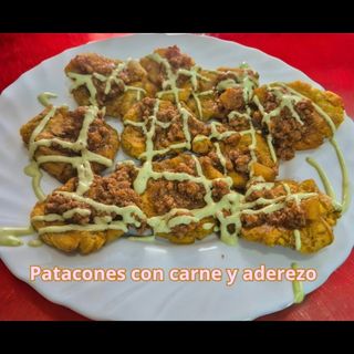 Patacones con carne 