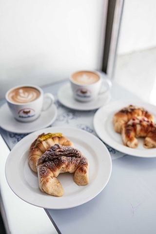 2 Cafés + 2 Medialunas + 2 Medialunas rellenas