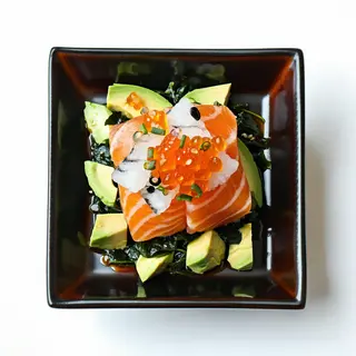 C403 Poke de salmón, wakame, aguacate y masago