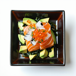 C403 Poke de salmón, wakame, aguacate y masago