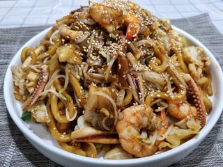 Udon Frito Con Marisco Y Salsa Tonkatsu