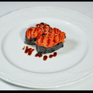 823.gunkan de salmón (2uds)