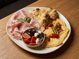 Grande colazione (Великий італійський сніданок)-омлет фрітатта, фокачча, мортаделла, прошутто кото, оливки, міні капрезе (300g)