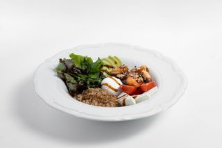 Боул с лососем, киноа и авокадо