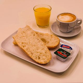 Desayuno La Crujiente con Mantequilla y Mermelada