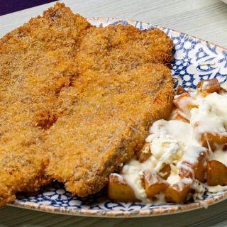 Snitel crocant din muschi vita,cartofi gratinati