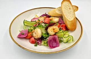 Sałatka z krewetkami z sosem vinegrette