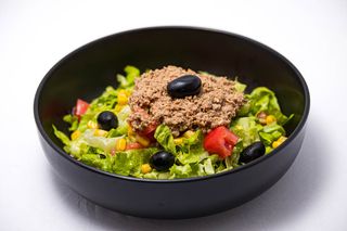 Зелена салата с риба тон