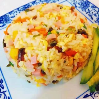 Arroz frito con huevo y maíz