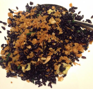 Riso nero con capesante e pinoli