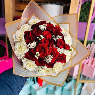 Bouquet de fleurs rouge et blanc