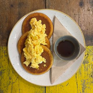 Pancake con uova strapazzate