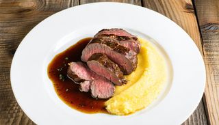 Pastrama de berbecut cu mamaliguta